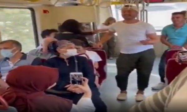İzmir metrosunda oryantal şov!